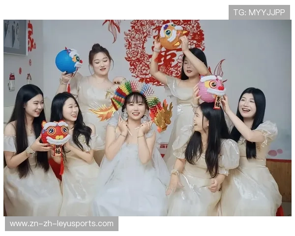 球迷结婚,婚礼上奏响队歌,伴娘穿球衣,球场婚礼 球迷结婚,婚礼上奏响队歌,伴娘穿球衣,球场婚礼
